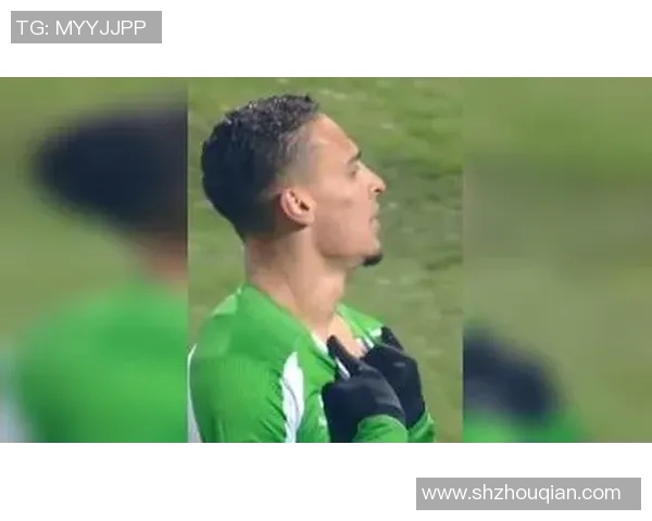 在绿茵场上绽放的爱情：足球明星与他的甜蜜追随者的浪漫故事